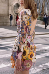 Vestido mini de manga larga sin espalda con apliques florales elegantemente encantados